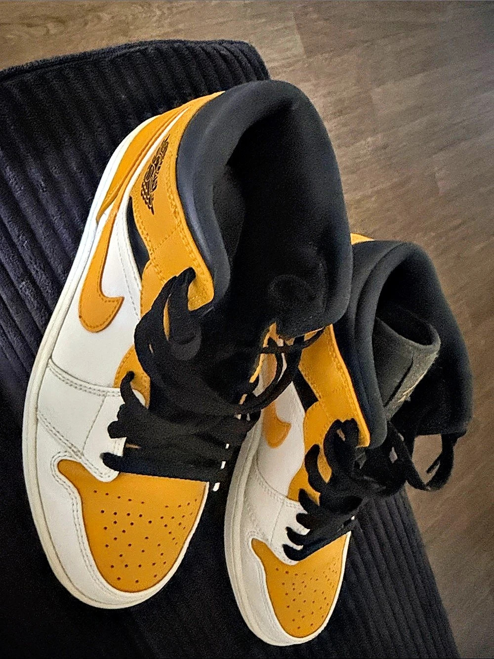 Nike Air Jordan 1 Low Yellow & White Sneakers Like New